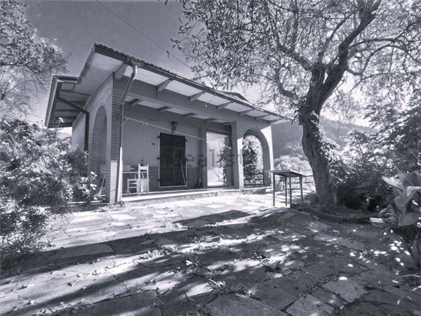 casa indipendente in vendita a Luni in zona Casano