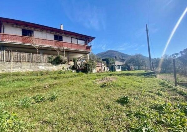 casa indipendente in vendita a Luni