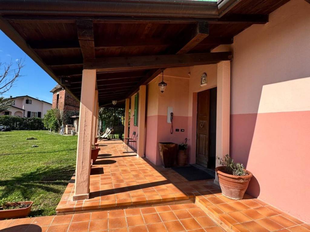 casa indipendente in vendita a Luni in zona Isola
