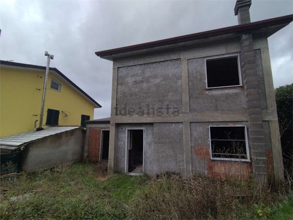 casa indipendente in vendita a Luni in zona Isola