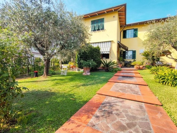 casa indipendente in vendita a Luni