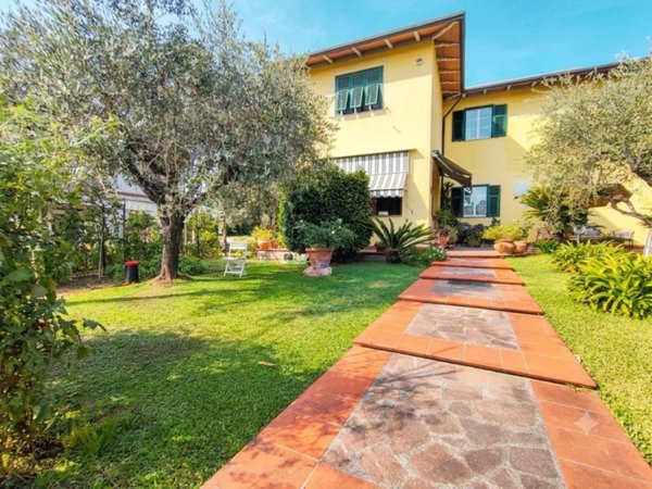 casa indipendente in vendita a Luni in zona Isola