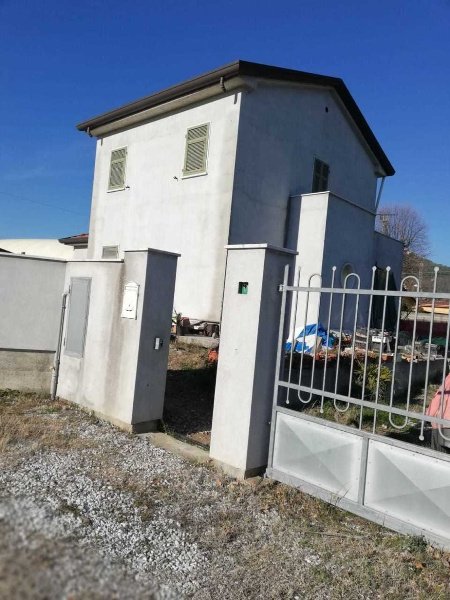 casa indipendente in vendita a Luni in zona Isola