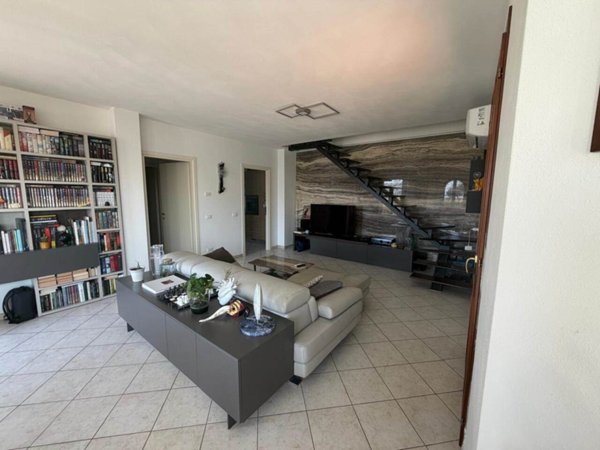 casa indipendente in vendita a Luni in zona Dogana