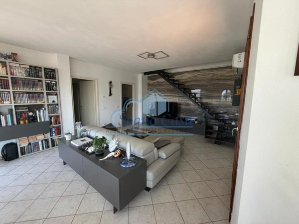 casa semindipendente in vendita a Luni in zona Serravalle