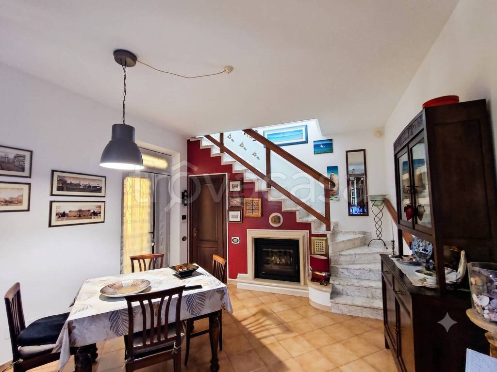 casa indipendente in vendita a Luni
