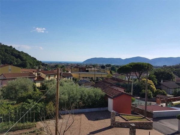 casa indipendente in vendita a Luni in zona Serravalle