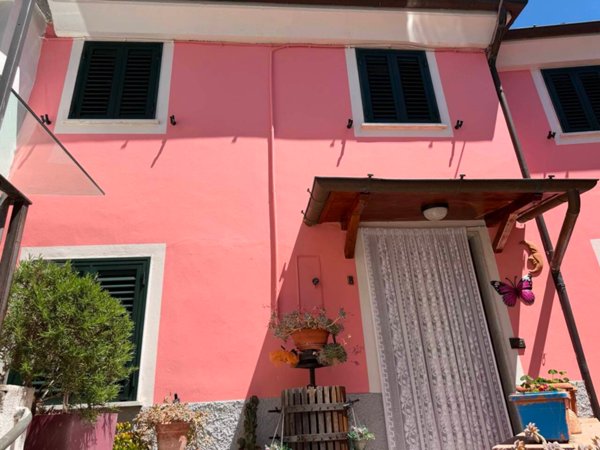 casa indipendente in vendita a Luni in zona Casano