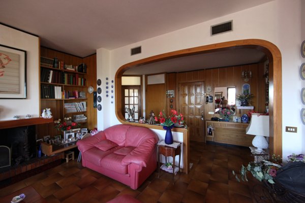 casa indipendente in vendita a Luni