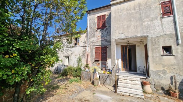 casa indipendente in vendita a Luni in zona Serravalle