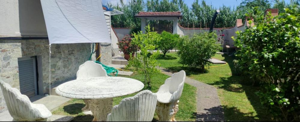 casa indipendente in vendita a Luni