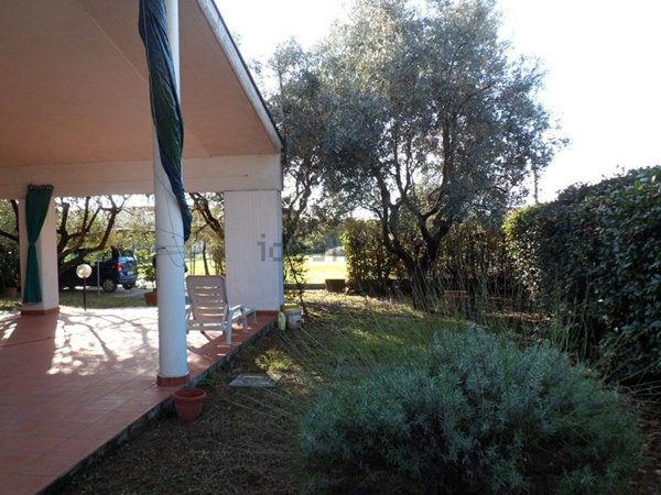 casa indipendente in vendita a Luni in zona Dogana