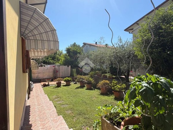 casa indipendente in vendita a Luni in zona Dogana