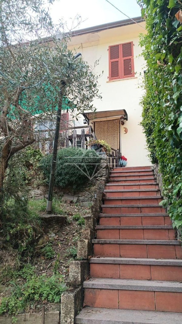 casa indipendente in vendita a Luni in zona Casano