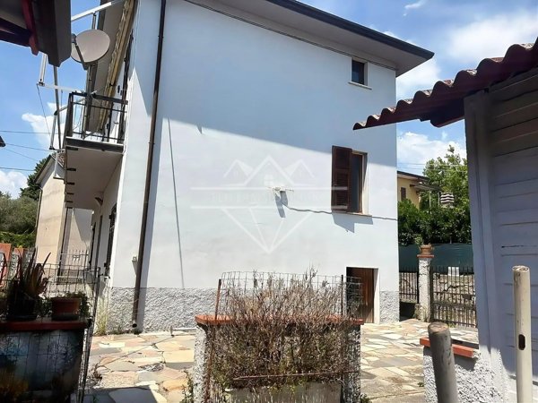 casa indipendente in vendita a Luni in zona Casano