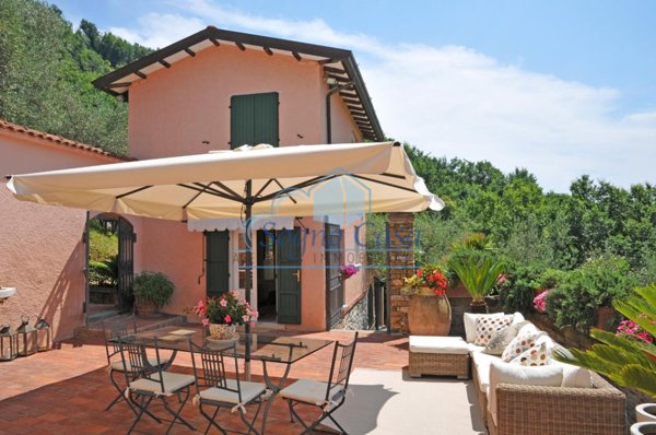 casa indipendente in vendita a Luni in zona Serravalle