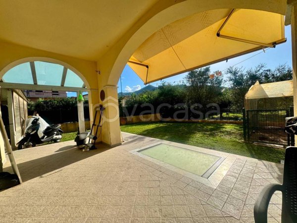 casa indipendente in vendita a Luni in zona Isola