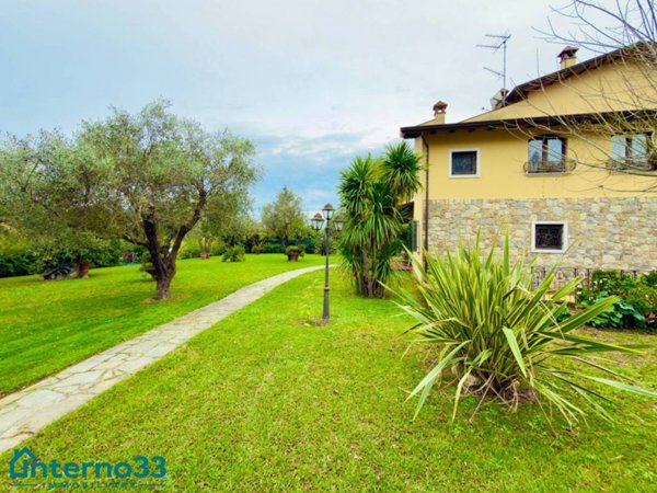 casa indipendente in vendita a Luni in zona Isola