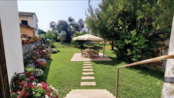 casa indipendente in vendita a Luni in zona Isola