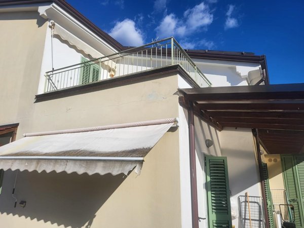 casa indipendente in vendita a Luni in zona Dogana