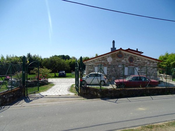 casa indipendente in vendita a Luni