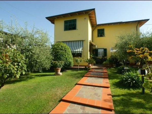 casa indipendente in vendita a Luni