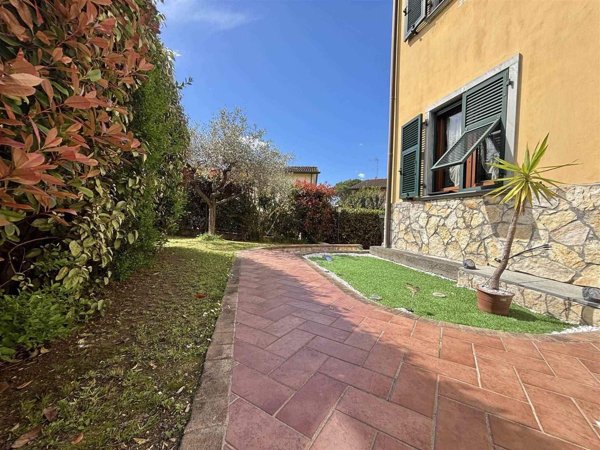 casa indipendente in vendita a Luni in zona Isola