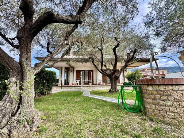 casa indipendente in vendita a Luni in zona Dogana