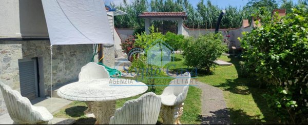 casa semindipendente in vendita a Luni in zona Serravalle