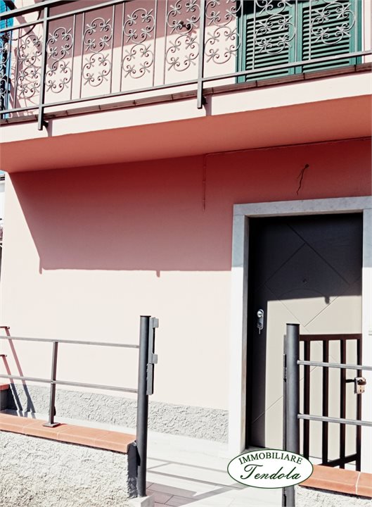 casa indipendente in vendita a Luni in zona Dogana