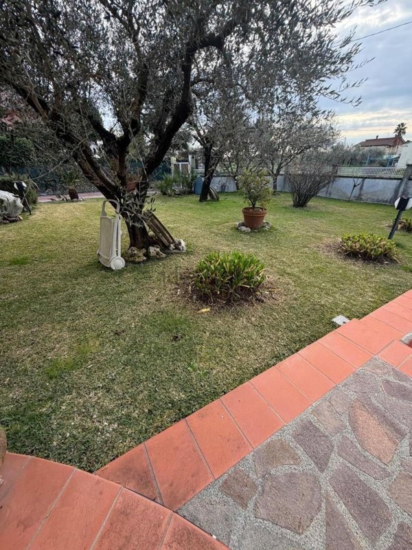 casa indipendente in vendita a Luni