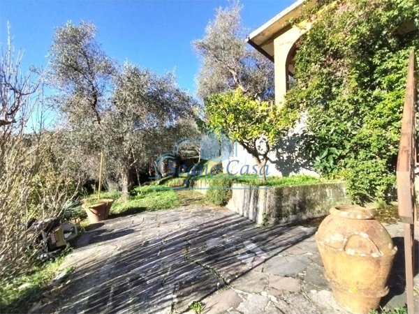 casa indipendente in vendita a Luni in zona Casano