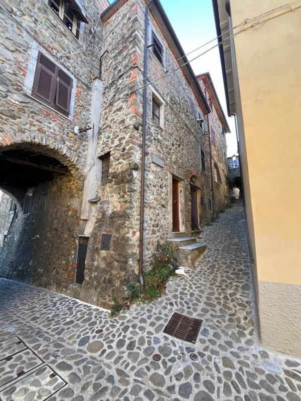appartamento in vendita a Luni in zona Nicola