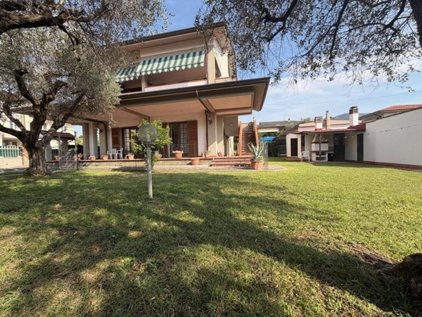casa indipendente in vendita a Luni in zona Dogana