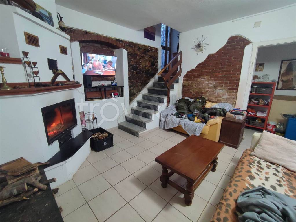 casa indipendente in vendita a Luni in zona Casano