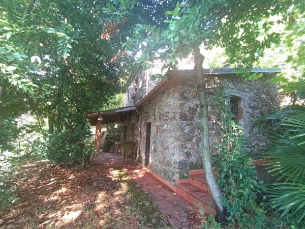 casa indipendente in vendita a Luni