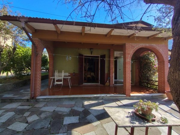 casa indipendente in vendita a Luni in zona Isola