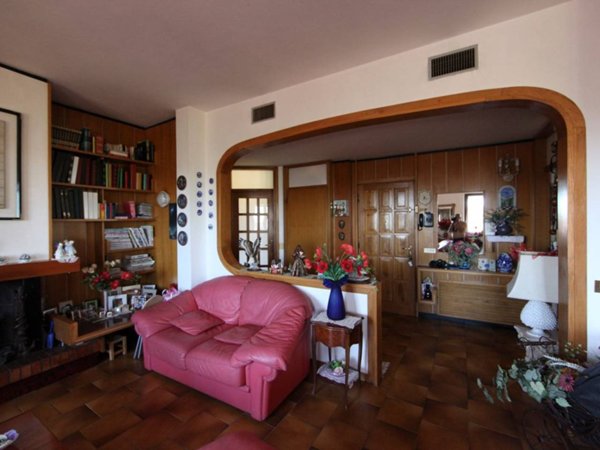casa indipendente in vendita a Luni in zona Luni