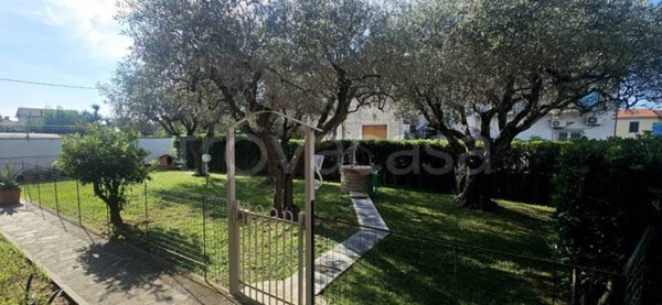 casa indipendente in vendita a Luni