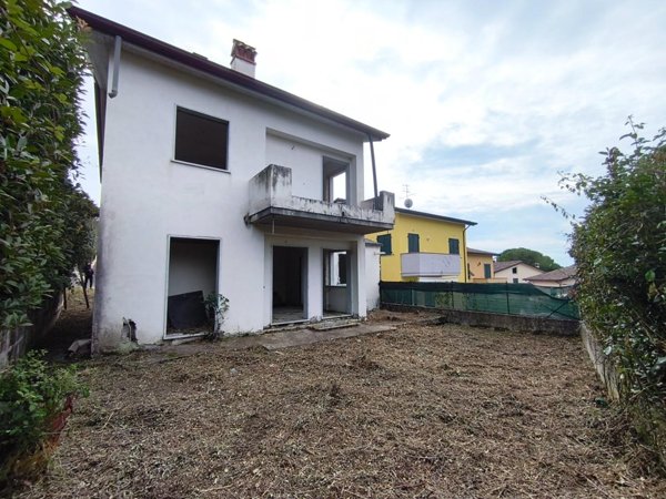 casa indipendente in vendita a Luni in zona Isola