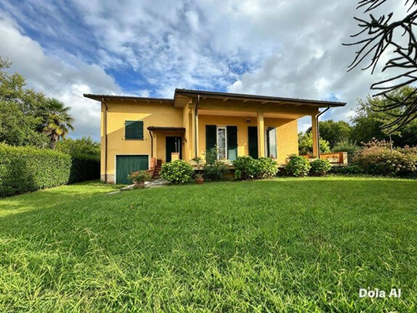casa indipendente in vendita a Luni in zona Luni