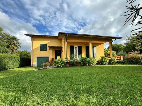 casa indipendente in vendita a Luni in zona Luni