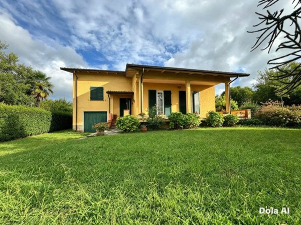 casa indipendente in vendita a Luni in zona Luni
