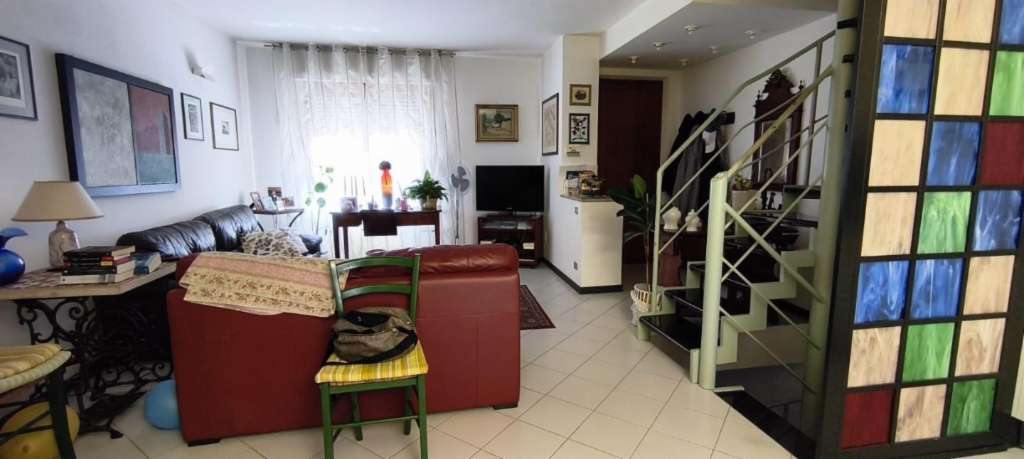 casa indipendente in vendita a Luni in zona Dogana
