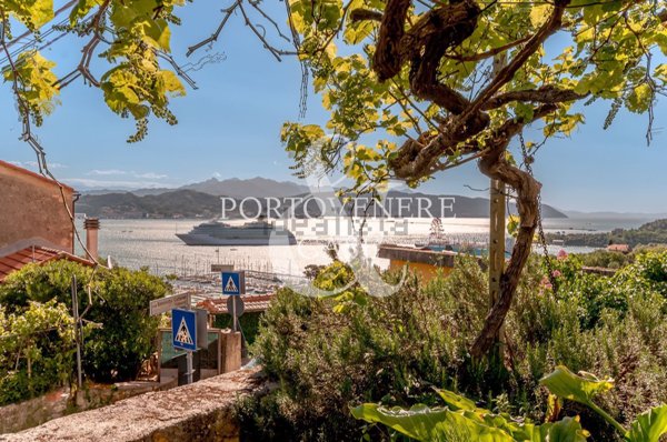 appartamento in vendita a Portovenere in zona Fezzano