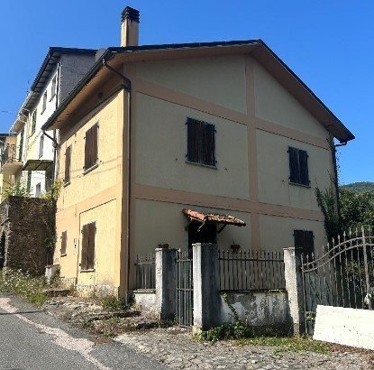 casa indipendente in vendita a Riccò del Golfo di Spezia