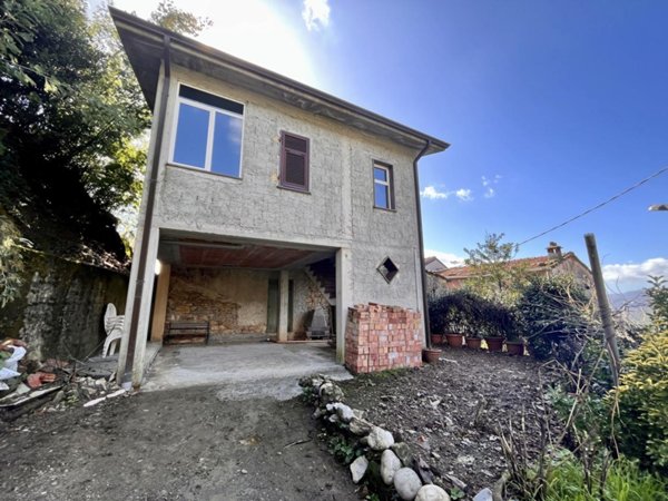 casa indipendente in vendita a Santo Stefano di Magra