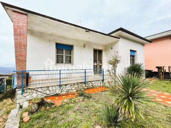 casa indipendente in vendita a Santo Stefano di Magra