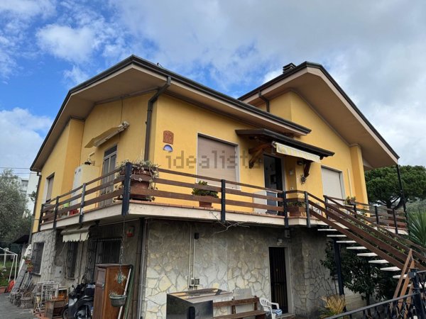 casa indipendente in vendita a Santo Stefano di Magra