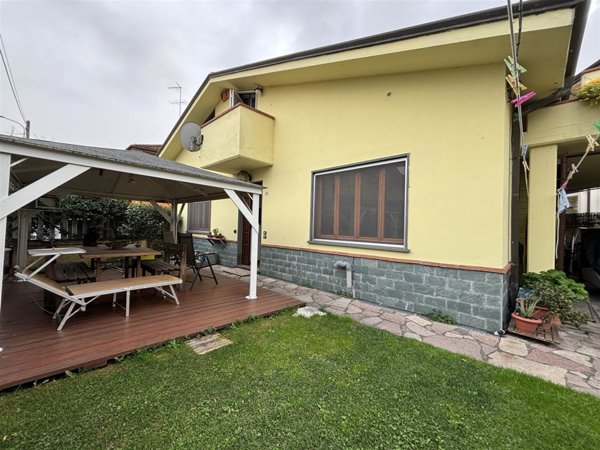 casa indipendente in vendita a Santo Stefano di Magra
